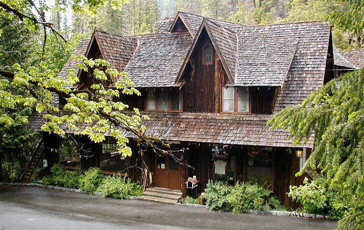 exterior of the oregon caves chateau